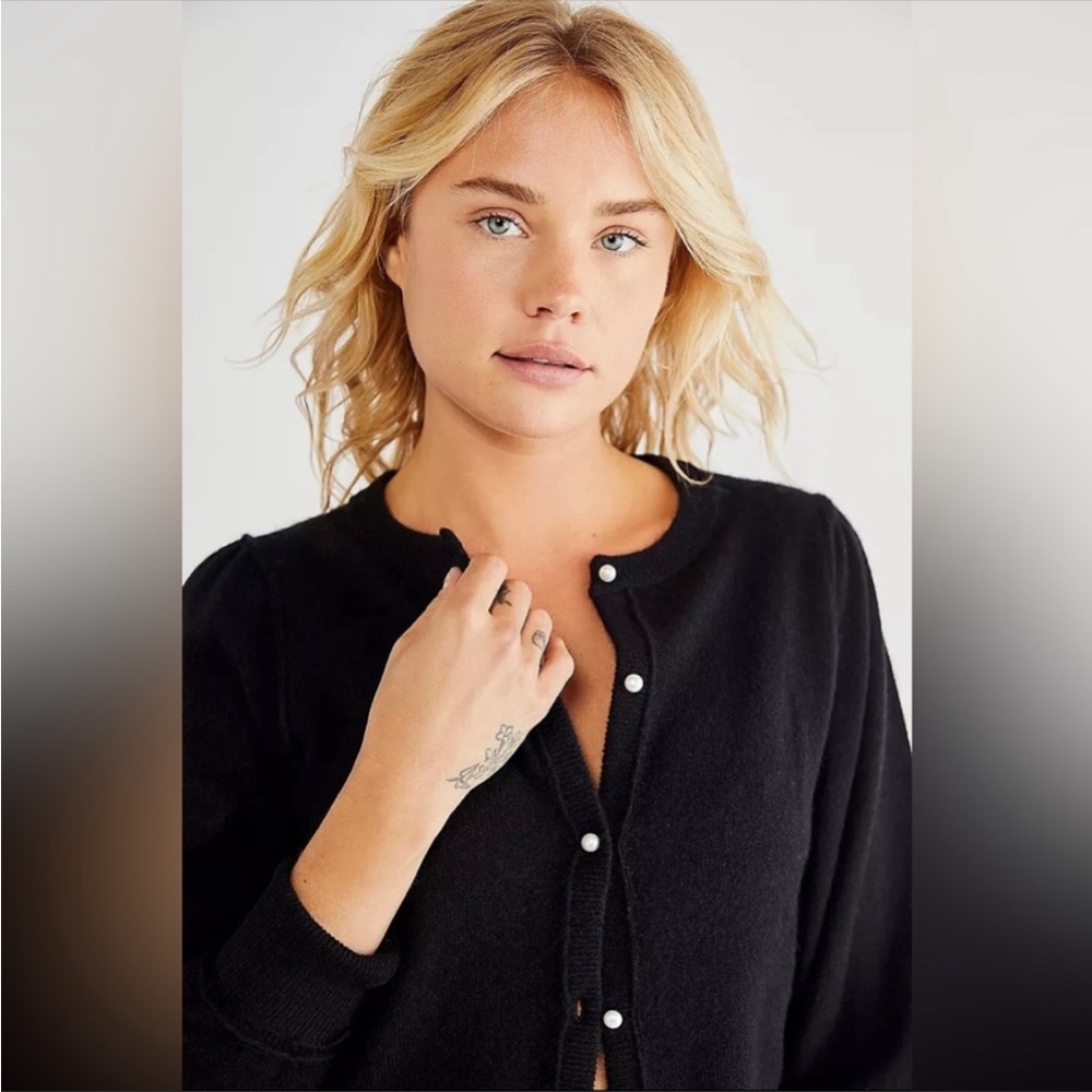 NWT FREE PEOPLE Pearl Cashmere Cardi sweater size L black pearl button cropped - Picture 2 of 7